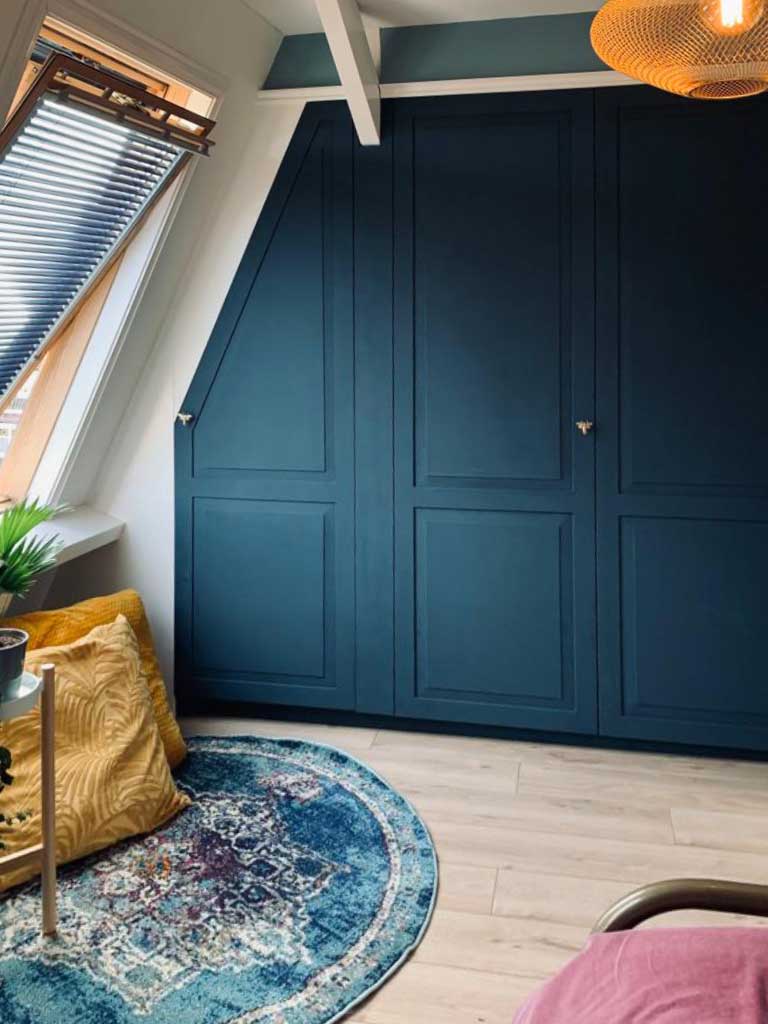 Maatwerkkasten onder schuin dak in Leiden. Geschilderd in Farrow adn Ball Hague Blue met berken laden