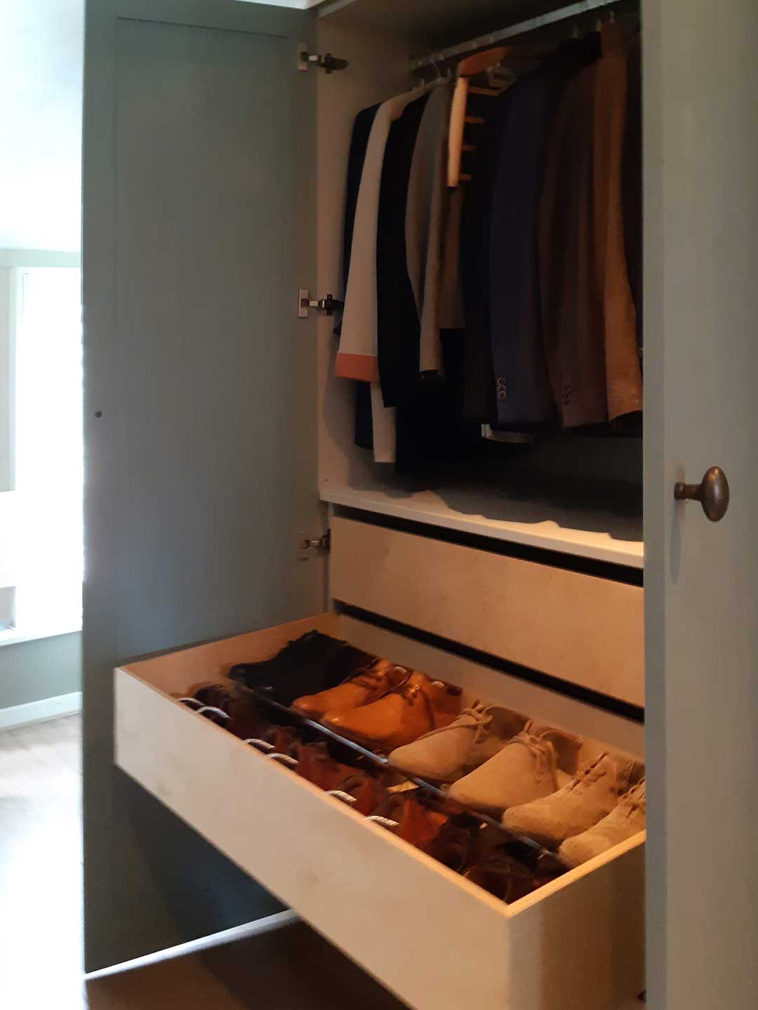 Maatwerkkasten onder schuin dak in Heemstede. Geschilderd in Farrow aan Ball u0022Oval roomu0022 Met berken laden voor schoenen en andere kleding
