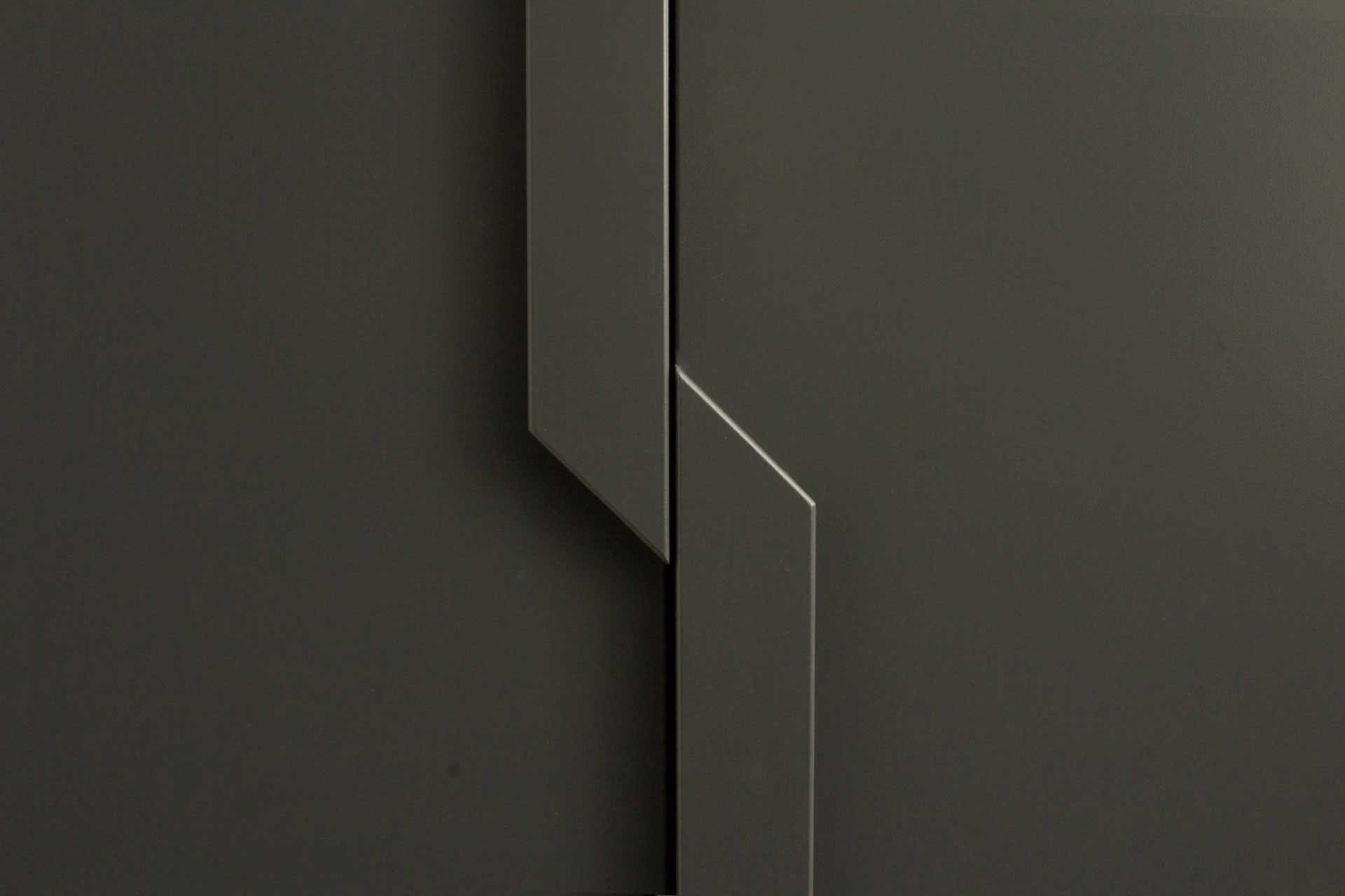 Op maat gemaakte bijkeuken met hoge bergkasten in grijs