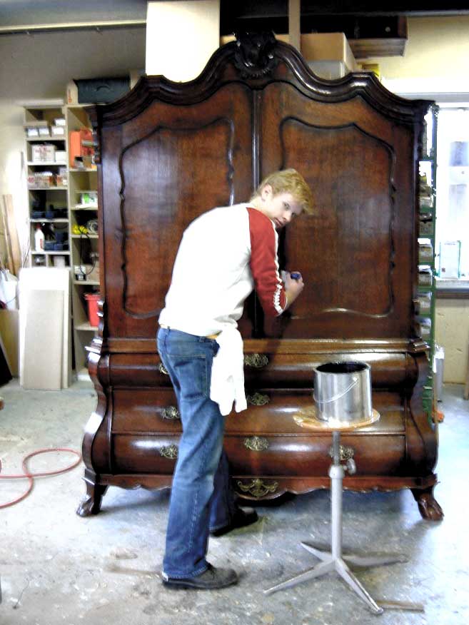 Matthew Vos restauren Louis XVI kast. Hollands Eiken