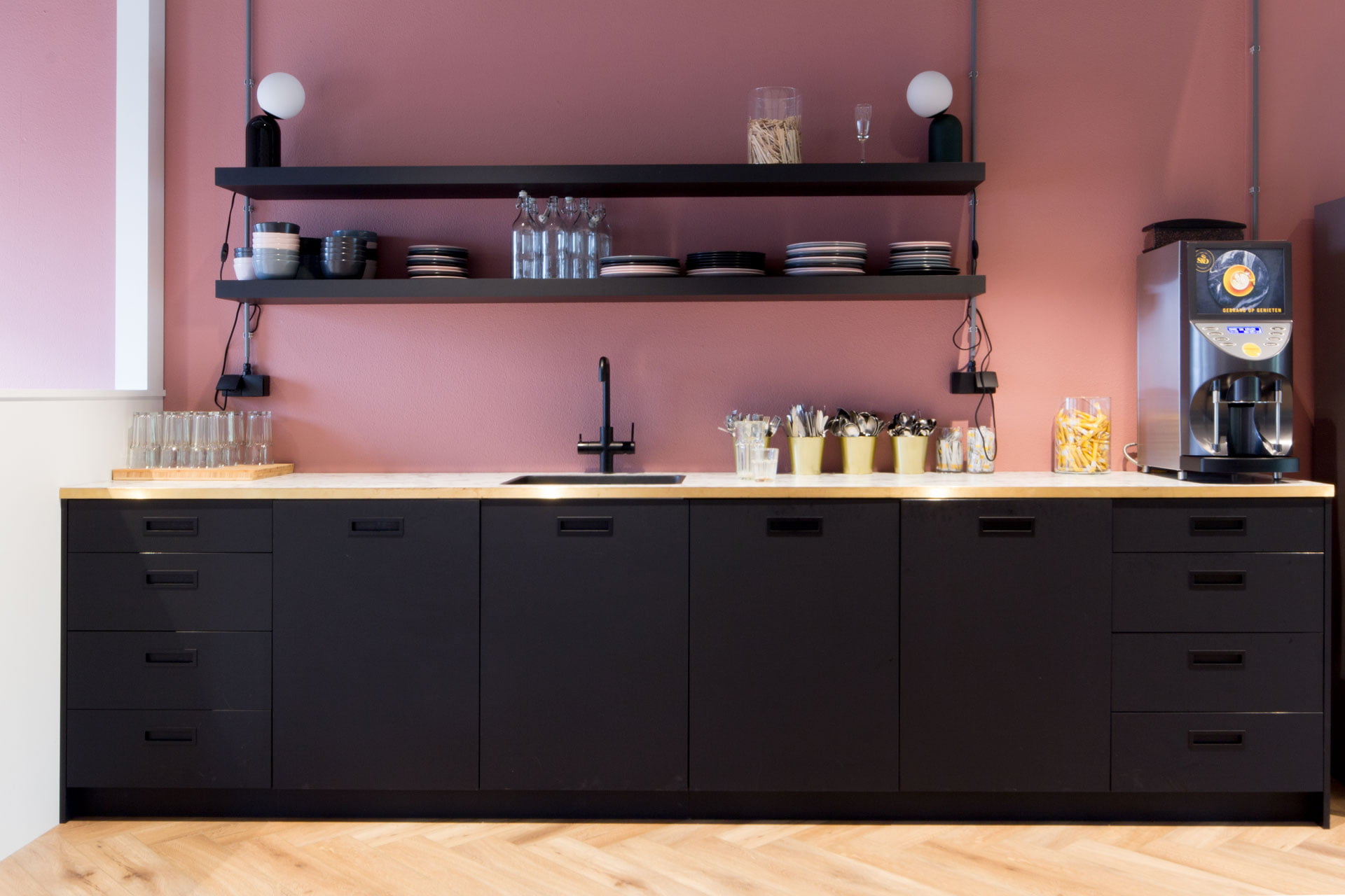 Lange bar voor pantry kantoorinrichting RTL Nederland Hilversum