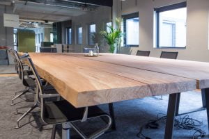 close-up. Vergadertafel Hout met gevoel. beuken Boomstamtafel