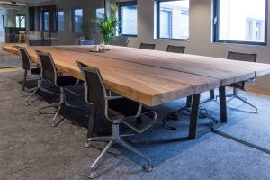 Vergadertafel Hout met gevoel. beuken Boomstamtafel