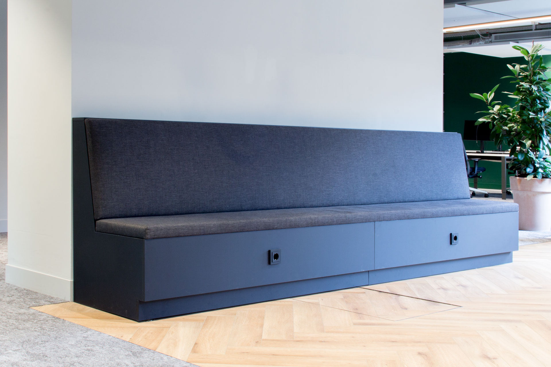 Bankje met bekleding Hilversum. Met donker grijze bekleding