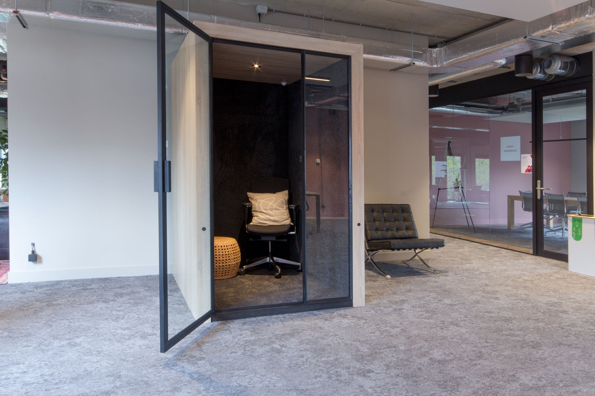 Bel-cel met glazen deur. geluiddichte ruimte om te bellen op kantoor