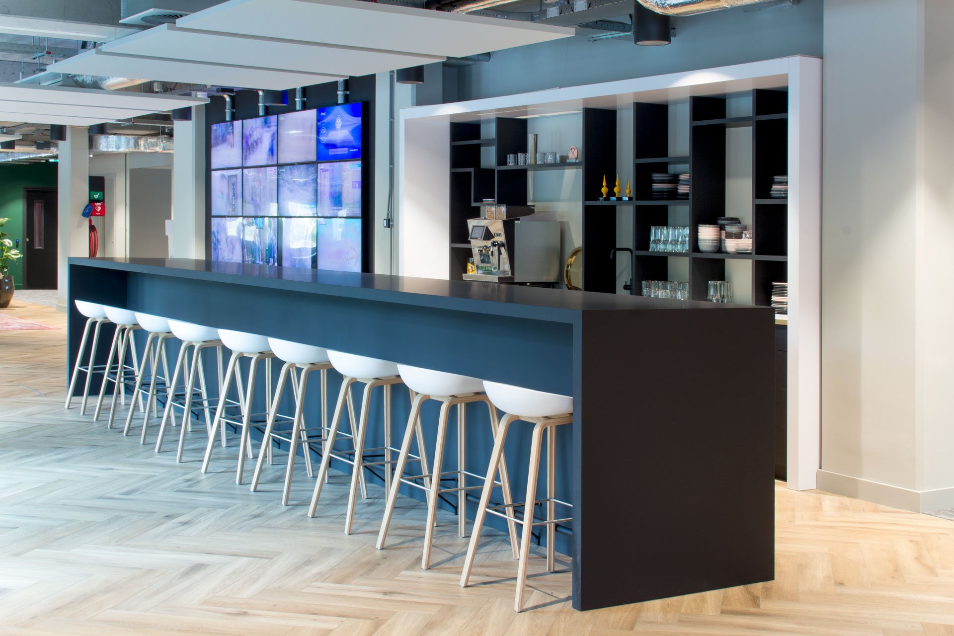 Lange in zwart HPL. bar voor pantry kantoorinrichting RTL Nederland Hilversum